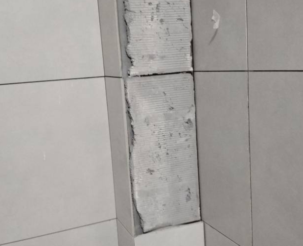 汕尾瓷砖空鼓维修公司分享下瓷砖施工前基层浇水润湿程度不足，可能导致以下问题